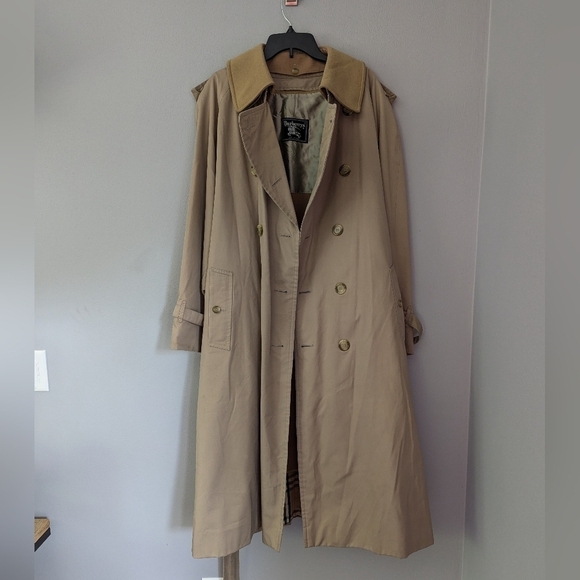 Vintage Burberry Men's Wool lined trench coat. Men's size 42 / Large - Authentic